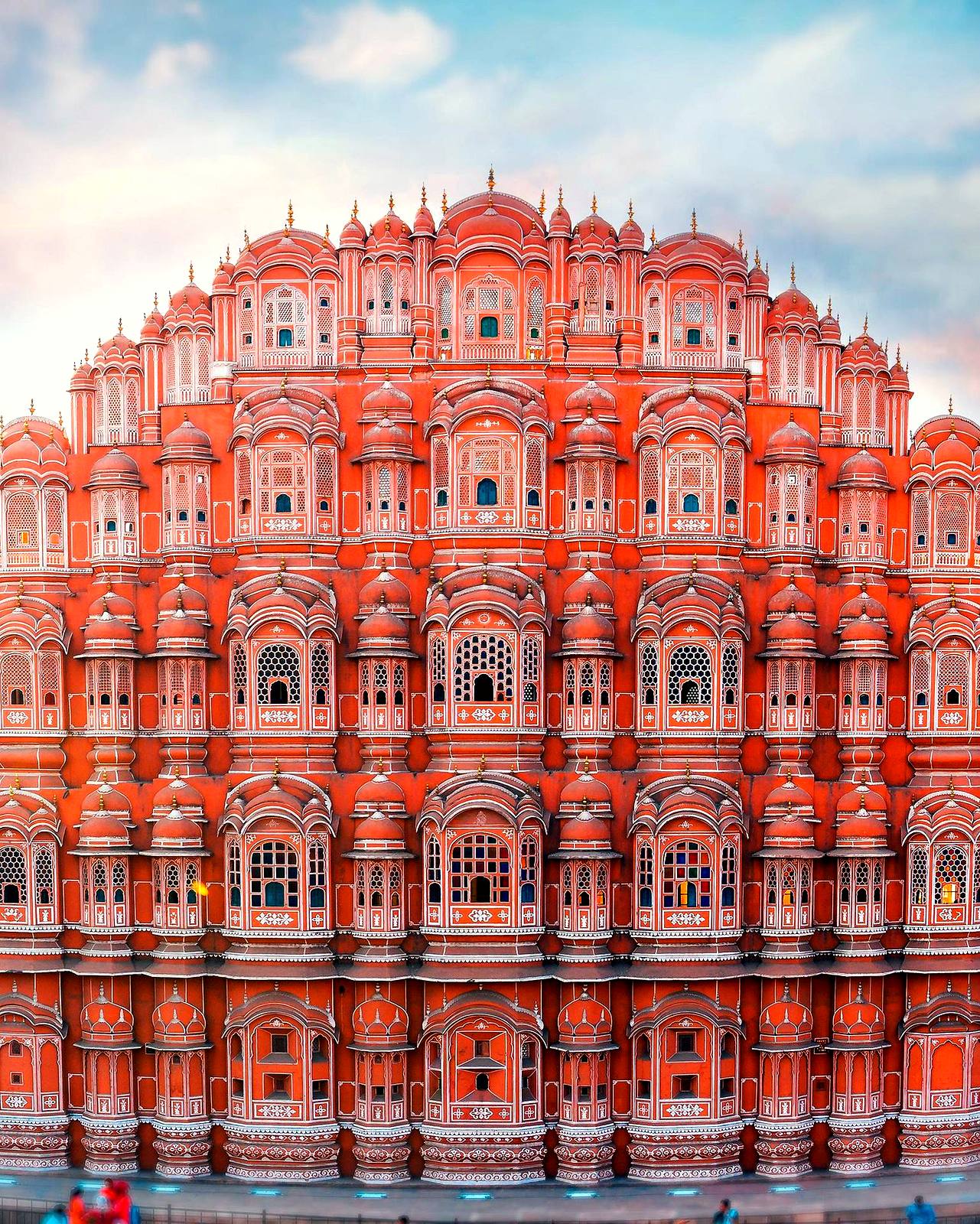 The pink lattice facade of Hawa Mahal palace in Jaipur, Rajasthan